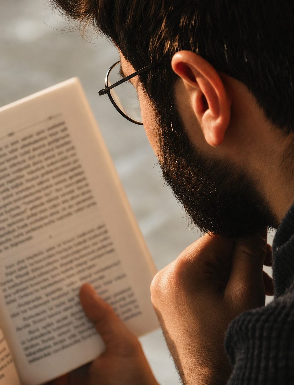 Un lecteur plongé dans son livre